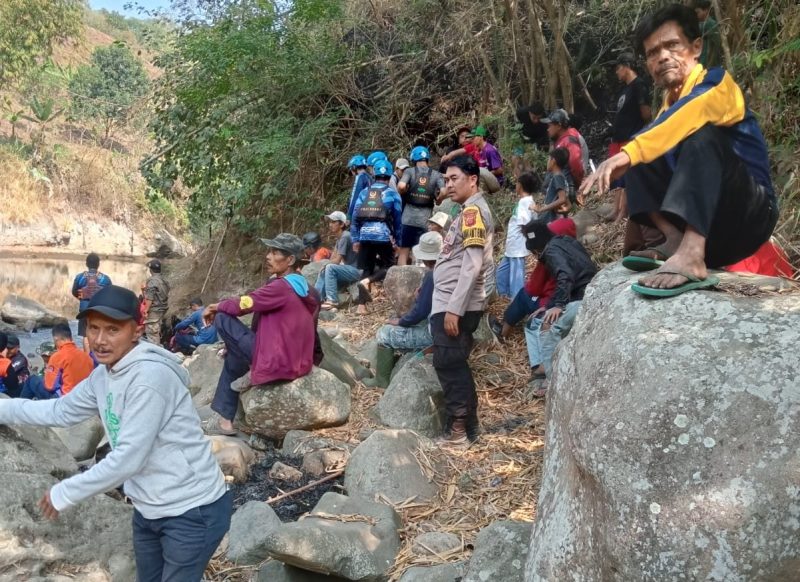 Caption : Polsek Leuwigoong saat evakuasi korban