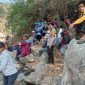 Caption : Polsek Leuwigoong saat evakuasi korban