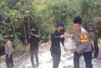 Caption : Polsek Pasirwangi bagikan air bersih gratis