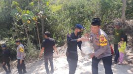Caption : Polsek Pasirwangi bagikan air bersih gratis
