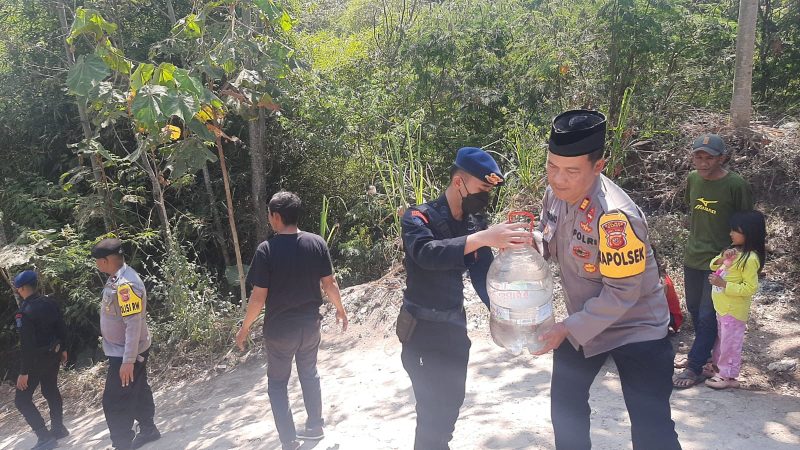 Caption : Polsek Pasirwangi bagikan air bersih gratis