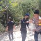 Caption : Polsek Pasirwangi bagikan air bersih gratis