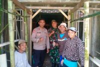 Caption : Polsek Sukawening bersama warga binaan