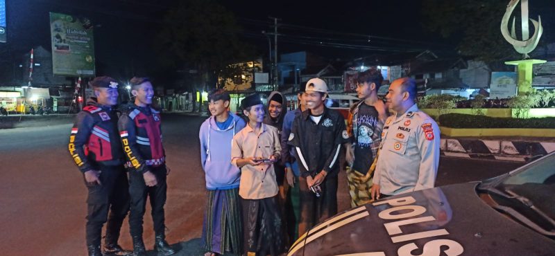 Caption : Polsek Karangpawitan Patroli malam