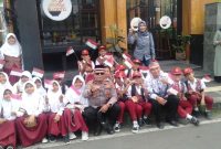 Caption : Kabag Ops Polres Garut bersama anak sekolah tanamkan kecintaan NKRI