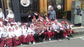 Caption : Kabag Ops Polres Garut bersama anak sekolah tanamkan kecintaan NKRI