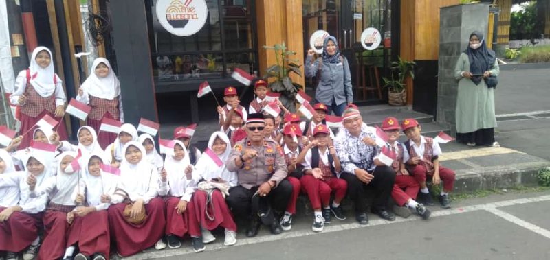 Caption : Kabag Ops Polres Garut bersama anak sekolah tanamkan kecintaan NKRI