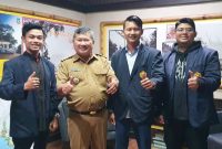 Caption : Bupati Garut ucapkan selamat kepad IPI Garut saat acara pelantikan Raya Ormawa dan Stadium General 