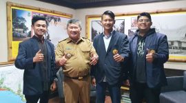 Caption : Bupati Garut ucapkan selamat kepad IPI Garut saat acara pelantikan Raya Ormawa dan Stadium General 