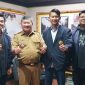 Caption : Bupati Garut ucapkan selamat kepad IPI Garut saat acara pelantikan Raya Ormawa dan Stadium General 