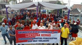 Caption : Sat Res Narkoba bersama warga Jati