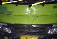 Caption : Truk Box penyok akibat tabrakan beruntun