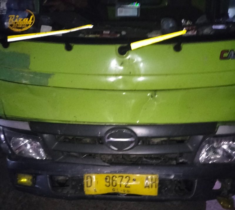 Caption : Truk Box penyok akibat tabrakan beruntun
