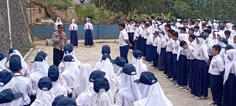 Caption : Polsek Singajaya Goes To School