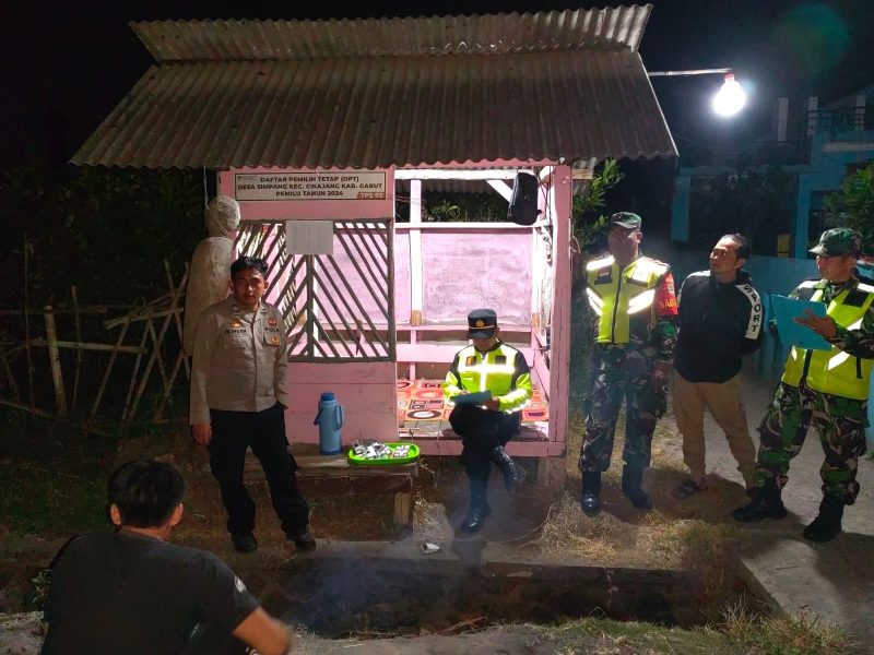 Caption : Polsek Cikajang monitoring poskamling