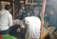 Caption : Patroli Polsek Bayongbong di pos ronda