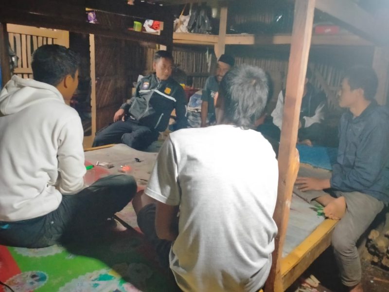Caption : Patroli Polsek Bayongbong di pos ronda