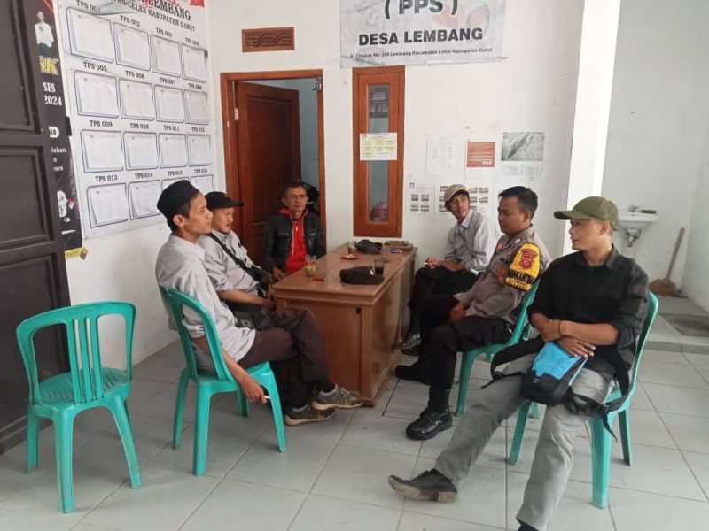 Caption : Polsek Leles di desa binaan