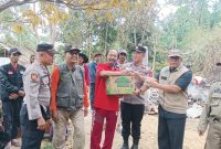 Caption : Polsek Singajaya bantu rumah warga yang terbakar
