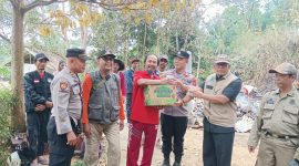 Caption : Polsek Singajaya bantu rumah warga yang terbakar