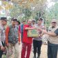 Caption : Polsek Singajaya bantu rumah warga yang terbakar
