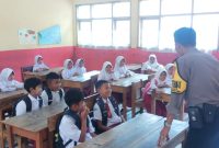 Caption : Polsek Banyuresmi bersama siswa SD Negeri 1 Sukakarya 