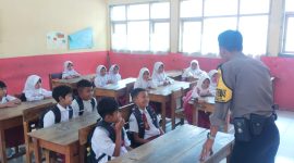 Caption : Polsek Banyuresmi bersama siswa SD Negeri 1 Sukakarya 