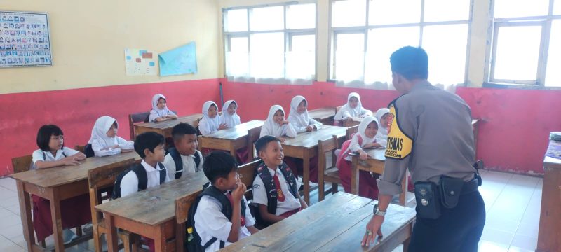 Caption : Polsek Banyuresmi bersama siswa SD Negeri 1 Sukakarya 