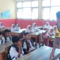 Caption : Polsek Banyuresmi bersama siswa SD Negeri 1 Sukakarya 