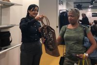 Caption : Produk tas sukaregang di pameran Italia