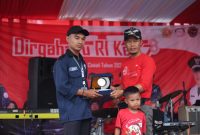 Caption : Ketua KKN Kelompok 12 ITG Arfi Septia Barkah Bersama Kades Cinisti  Iwan Ridwan, S.IP 