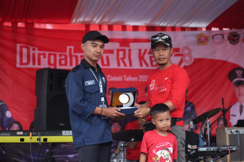 Caption : Ketua KKN Kelompok 12 ITG Arfi Septia Barkah Bersama Kades Cinisti  Iwan Ridwan, S.IP 