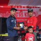 Caption : Ketua KKN Kelompok 12 ITG Arfi Septia Barkah Bersama Kades Cinisti  Iwan Ridwan, S.IP 