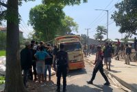 Caption : Sat Samapta Polres Garut bantu evakuasi truk terguling