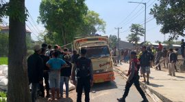 Caption : Sat Samapta Polres Garut bantu evakuasi truk terguling