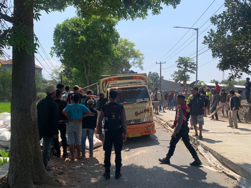 Caption : Sat Samapta Polres Garut bantu evakuasi truk terguling