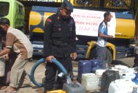 Caption : Sat Brimob Polda Jabar bantu warga salurkan air bersih