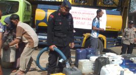 Caption : Sat Brimob Polda Jabar bantu warga salurkan air bersih