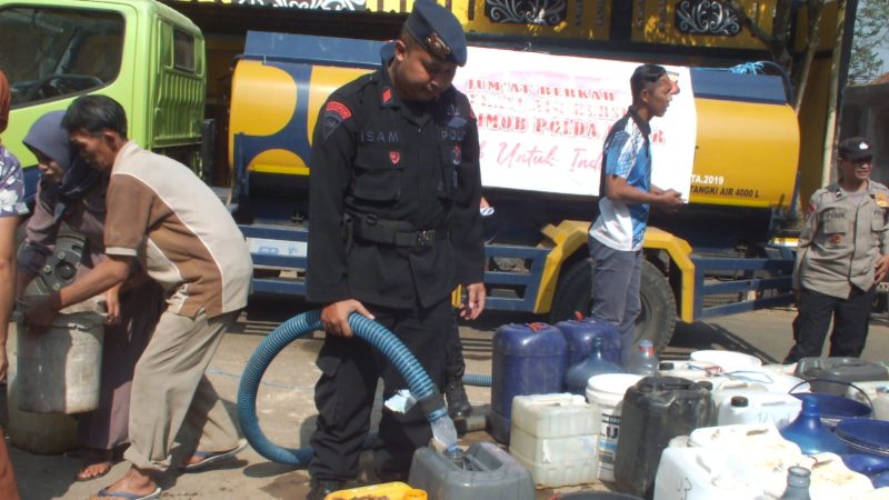 Caption : Sat Brimob Polda Jabar bantu warga salurkan air bersih