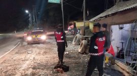 Caption : Polres Garut di tambang pasir Leles