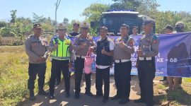 Caption : Polres Garut saat membagikan air bersih untuk warga