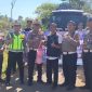 Caption : Polres Garut saat membagikan air bersih untuk warga