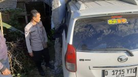 Caption : Kondisi kendaraan tabrak rumah warga di TKP