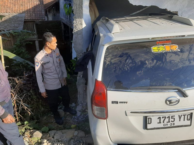 Caption : Kondisi kendaraan tabrak rumah warga di TKP
