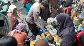 Caption : Polres Garut salurkan air bersih di Desa Cintanagara