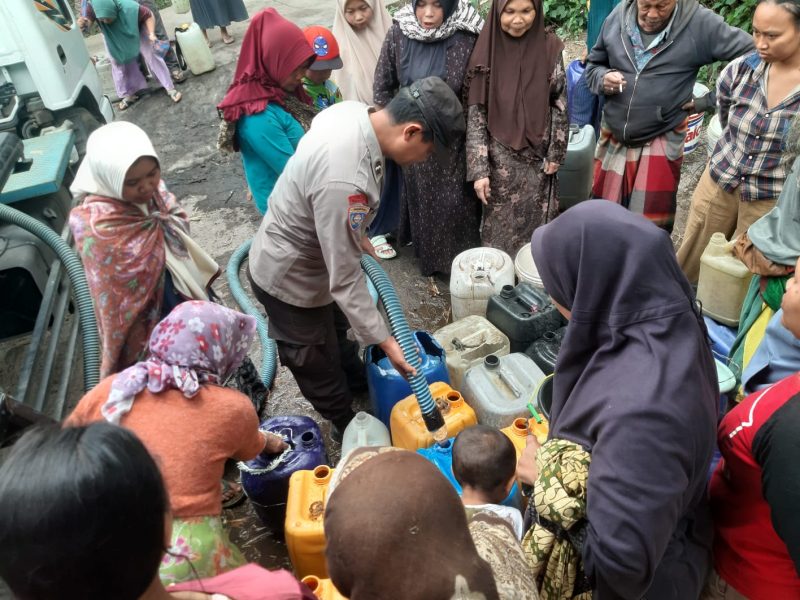 Caption : Polres Garut salurkan air bersih di Desa Cintanagara