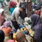 Caption : Polres Garut salurkan air bersih di Desa Cintanagara