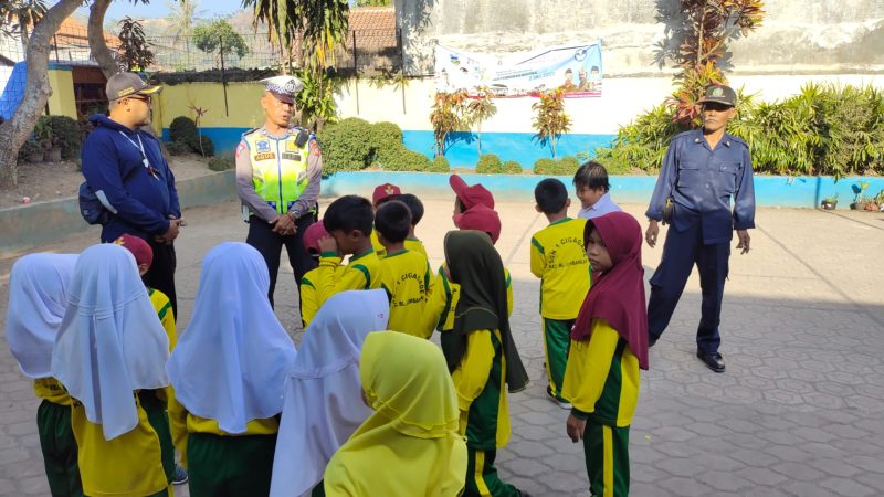 Caption : Dikmas Sat Lantas Polres Garut kepada anak-anak 