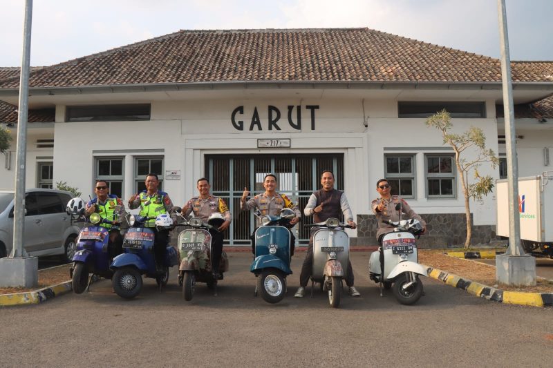 Caption : HUT Lantas Polres Garut bersama komunitas Vespa