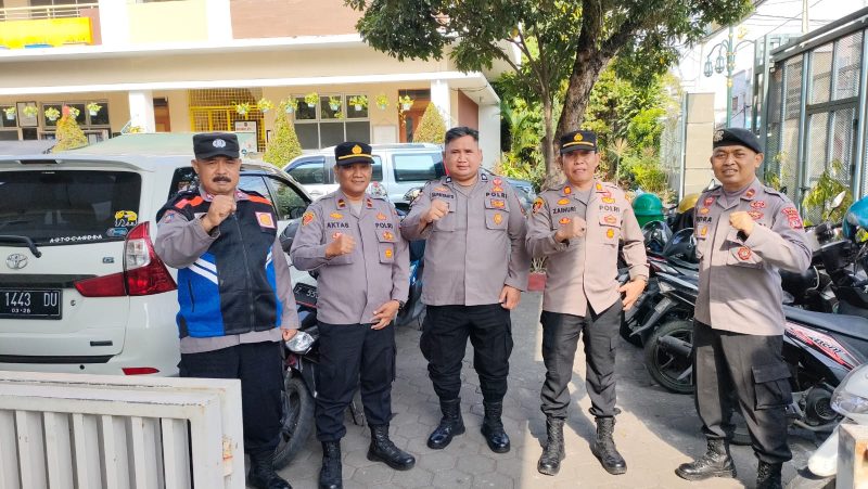 Caption: Polres Garut amankan kebaktian